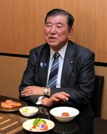 鳥取県産和牛の魅力を語る石破首相＝１３日夜、東京都千代田区の焼き肉店