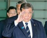 　首相官邸に入る石破首相＝８日午前