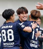 　福岡―横浜Ｍ　前半、同点ゴールを決め祝福される福岡・藤本（中央）＝ベススタ