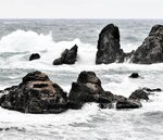 海岸に打ち寄せる日本海の荒波。強い季節風が吹き荒れた＝１７日、新温泉町居組の穴見海岸