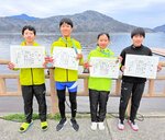 シングルスカルで優勝した男子の仲倉（中央左）と女子の今井（中央右）ら上位入賞者＝福井県立久々子湖漕艇場