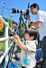 親子で狙い定め　伯備線沿線でカメラを構える親子連れ＝１４日、日野町下榎