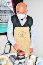 目の前で焙煎　会場では直接焙煎したコーヒーも提供された。コーヒー豆をゆっくり焙煎するのも重要