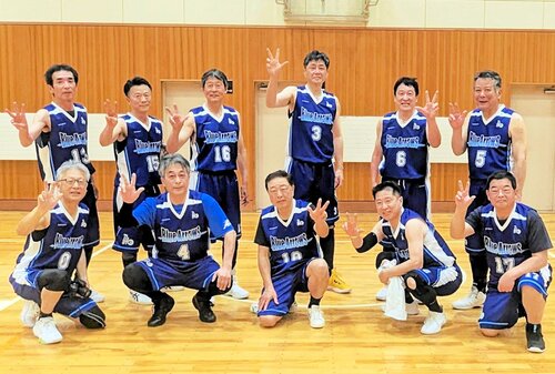 シニアバスケ全国大会の第１３回横浜カップで３位に輝いた鳥取コスモスのメンバー