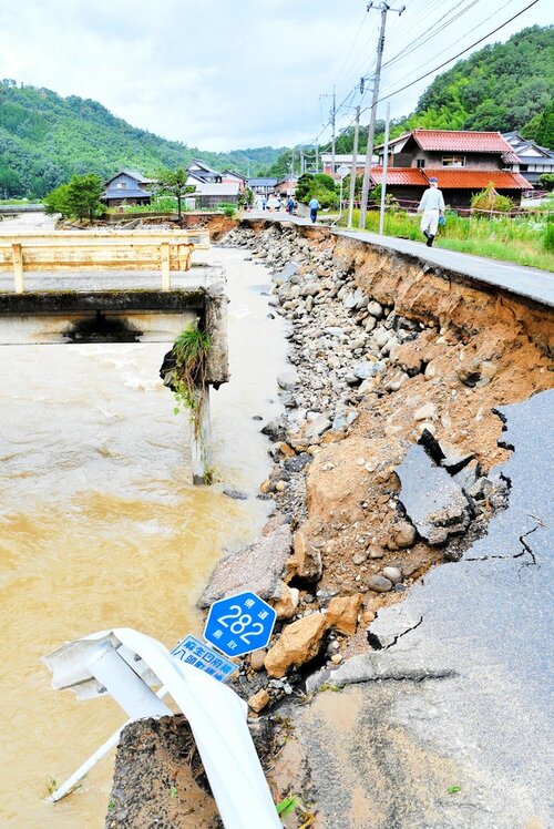 【生活直撃】そばを流れる私都川の増水で崩落した県道２８２号＝１６日午前１０時５０分、八頭町福地