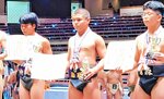 個人軽量級で３位入賞したハシマラガタ（中央）＝両国国技館