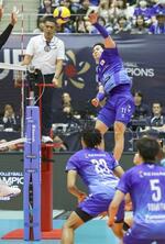 　大阪Ｂ―アルラヤン　第２セット、スパイクを放つ大阪Ｂ・西田（上）＝島津アリーナ京都
