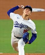 　ダイヤモンドバックス戦に先発し、６回１／３を投げて７安打２失点で５勝目を挙げたドジャース・山本＝ロサンゼルス（共同）