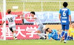 ガイナーレ－讃岐　ガイナーレは後半３４分、勝ち越し点を挙げた吉井（中央）がアシストした富樫（左）と喜ぶ＝ピカラスタジアム