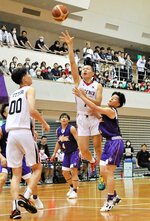  男子決勝・鳥取城北－鳥取東　鳥取城北は第４クオーターで小島（右から２人目）が相手をかわしてシュートを決めて７９－６７と点差を広げる＝ヤマタスポーツパーク体育館 