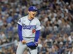 　ヤンキース戦の６回、スタントンを空振り三振に仕留め雄たけびを上げるドジャース・山本＝ニューヨーク（共同）