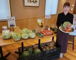 好評のカフェでの野菜やスイカの販売