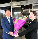 職員から花束を受け取る竹口町長（左）＝２４日、大山町役場本庁舎
