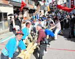 力を合わせて大綱を引く参加者＝４日、新温泉町湯