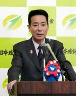 　記者会見する日本維新の会の前原共同代表＝２７日午前、国会