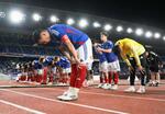 　神戸に敗れ、サポーターにあいさつする喜田（手前）ら横浜Ｍの選手たち＝日産スタジアム