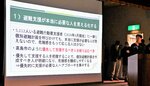 地域課題の調査結果について発表する学生ら