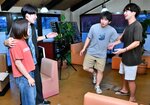 本番に向け稽古に励む団員ら＝８月３０日、鳥取市用瀬町用瀬の喫茶レストランど～り～
