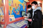 謎解きに挑戦する来館者＝１１日、北栄町由良宿の青山剛昌ふるさと館