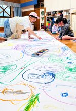 優しく声をかけながら子どもたちのアイデアを引き出す朝倉さん（左）＝２８日、日南町霞の町立認定こども園「にちなん十色」