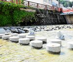 繁栄橋付近にお目見えした飛び石橋。春来川に生息するカジカガエルを模したオブジェも＝新温泉町湯の湯村温泉