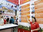 　タイ・バンコクで開かれた展示会で、日本旅行をアピールする旅行会社販売員のカンヤーポンさん（右）＝２０２４年１１月（共同）
