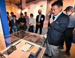 展示を解説する小泉凡館長（手前）＝２７日、松江市奥谷町の小泉八雲記念館