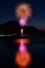 水面（みなも）に反射する花火