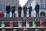 　ウクライナ・キーウの広場に集まった欧州各国首脳とゼレンスキー大統領（右から３人目）＝１０日（ゲッティ＝共同）
