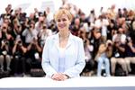 　カンヌ国際映画祭で撮影に応じるジュディット・ゴドレーシュさん（中央）＝１７日、パリ（ゲッティ＝共同）