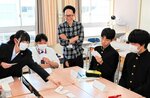 課題解決に向けてそれぞれの価値観を知るためのカードゲームに取り組む生徒ら＝１４日、倉吉市の倉吉西高