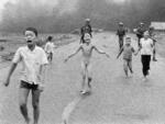　１９７２年６月８日、ベトナム戦争でナパーム弾攻撃後、道路に走り出た当時９歳のキム・フックさん（中央）（ＡＰ＝共同）