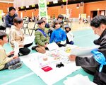 非常時の持ち出し品の使い方を学ぶ子どもたち＝１８日、米子コンベンションセンター