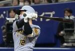 　９回阪神無死二、三塁、坂本が左中間へ勝ち越しの２点二塁打を放つ＝バンテリンドーム