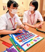 特別審査員賞の「いろおり」で遊ぶ中学生ら