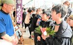 門松を飾ってもらうよう依頼する久松小の児童たち