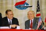 　１９８９年１２月、マルタで会談した当時のブッシュ米大統領（左）とゴルバチョフ・ソ連共産党書記長。東西冷戦の終結を宣言した（ＡＰ＝共同）