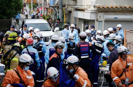 　消防隊員や警察官で騒然とする、複数の子どもが車にはねられた事故現場＝１日午後２時３２分、大阪市西成区