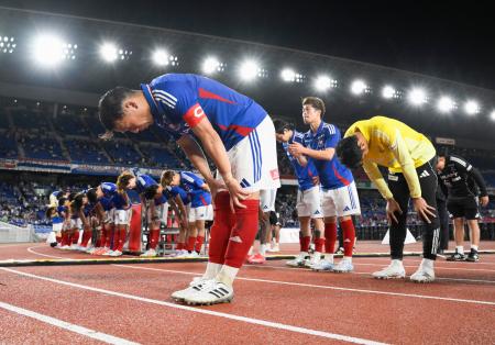 　神戸に敗れ、サポーターにあいさつする喜田（手前）ら横浜Ｍの選手たち＝日産スタジアム