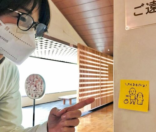 館内各所に貼られたヨシタケさん直筆のユニークな付箋＝１４日、倉吉博物館