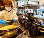 寮生の昼食を手際よく盛り付ける食堂の従業員＝鳥取市西品治の鳥取城北高内「城北横町」