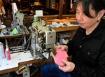 鹿の皮の特性と向き合いながら製品を手がける石井さん＝若桜町若桜の若桜革工房ＤｅａｒＤｅｅｒ
