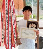 男子シングルスで優勝した米本叶芽＝倉吉市営庭球場