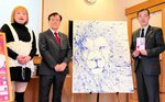 青已さん（左）の作品が届けられ喜ぶ小林実行委員長（中央）と小椋教育長＝２９日、倉吉市明治町の打吹回廊
