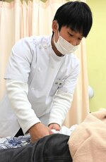 訪れた住民の足を丁寧にマッサージする山本さん＝７日、鳥取市国府町宮下の鳥取盲学校