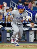 　マーリンズ戦の３回、中前打を放つカブス・鈴木＝マイアミ（共同）