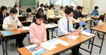 「中の人」としての心得や研修を受けるプロジェクトメンバー