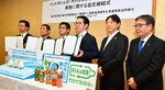 ペットボトルの水平リサイクル実施に関する協定を締結した出席者＝１２日、米子市役所