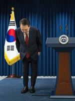 　７日、ソウルの大統領府で国民向け談話を発表後、頭を下げる韓国の尹錫悦大統領（大統領府提供・聯合＝共同）