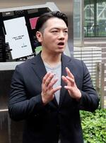 　旧ジャニーズ事務所の性加害問題を巡る訴訟の第１回口頭弁論を終え、千葉地裁前で取材に応じる元所属タレントの大島幸広さん＝１６日午前